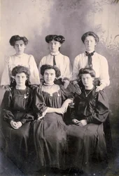 Domácí personál venkovského statku, kolem roku 1898 (foto)