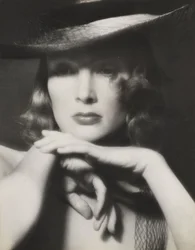 Žena v klobouku, c 1960