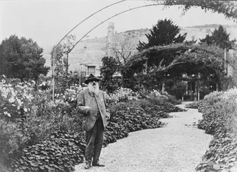 Claude Monet (1840-1926) ve své zahradě v Giverny, 1925